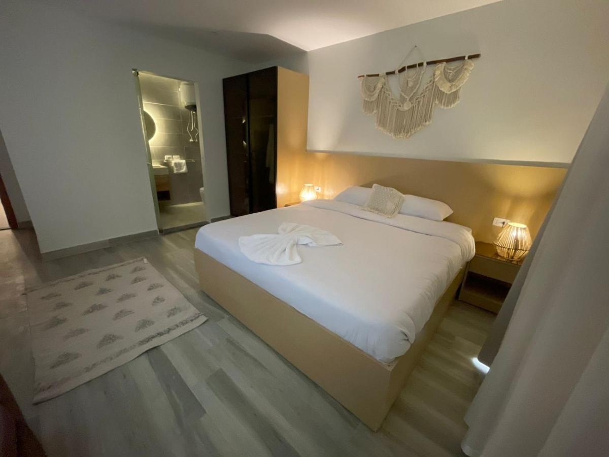 Superior King Room with Pyramids View
