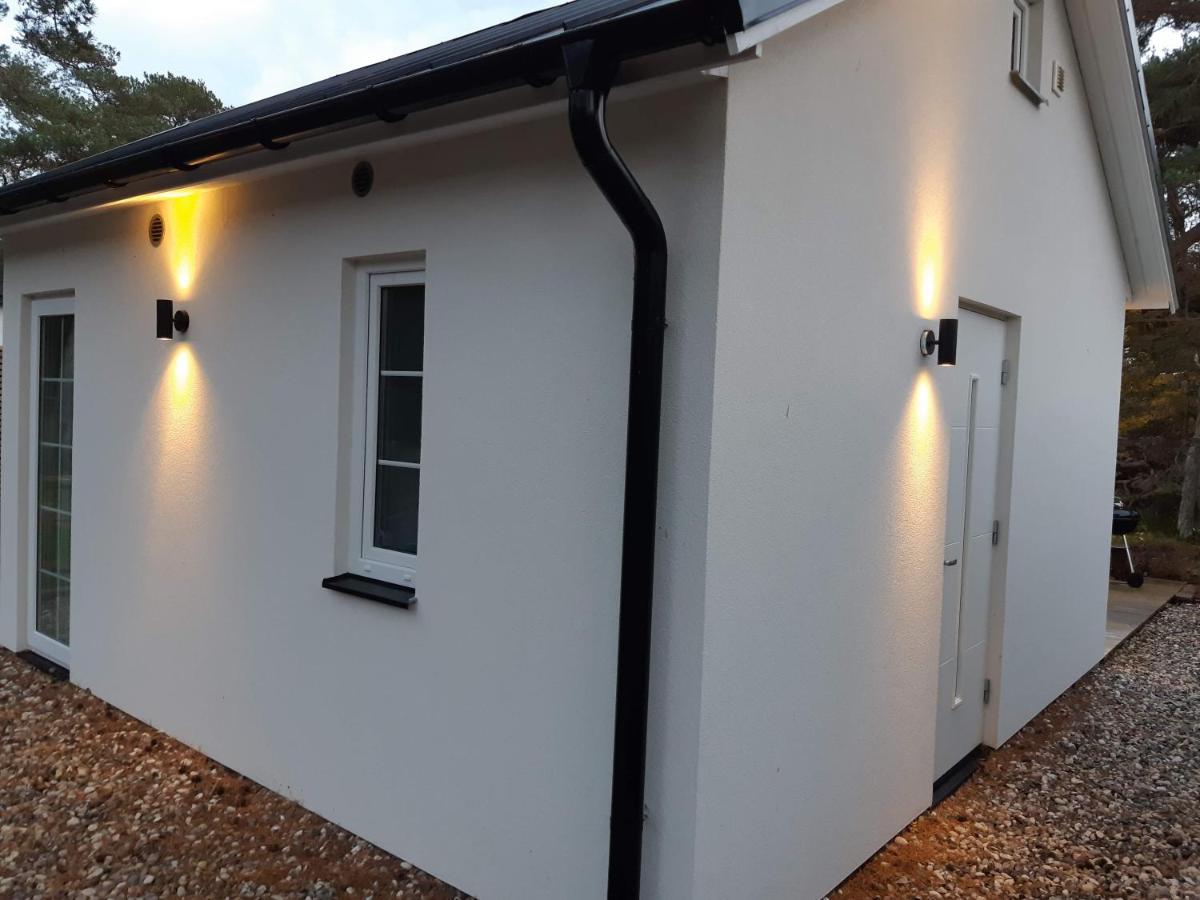 Tiny house for four 200 m from beautiful white sandy beach and 20 min from Malmö - with internet, Netflix and parking included - B&B Höllviken