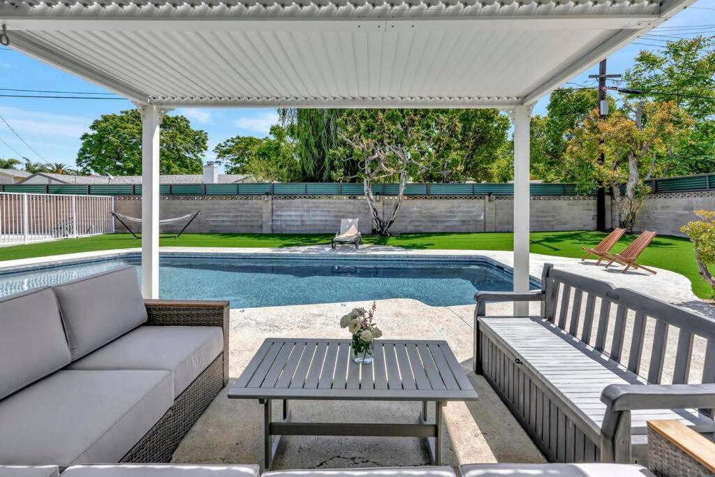 New cheerful villa, Pool, Spa, Mini Golf, Game room, Fire pit next to Disneyland - B&B Anaheim