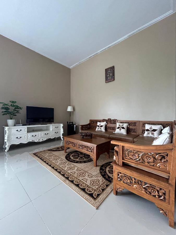 Villa i1 Surya Asri Cijeruk, Bogor - Chambres d’hôtes Cihideung