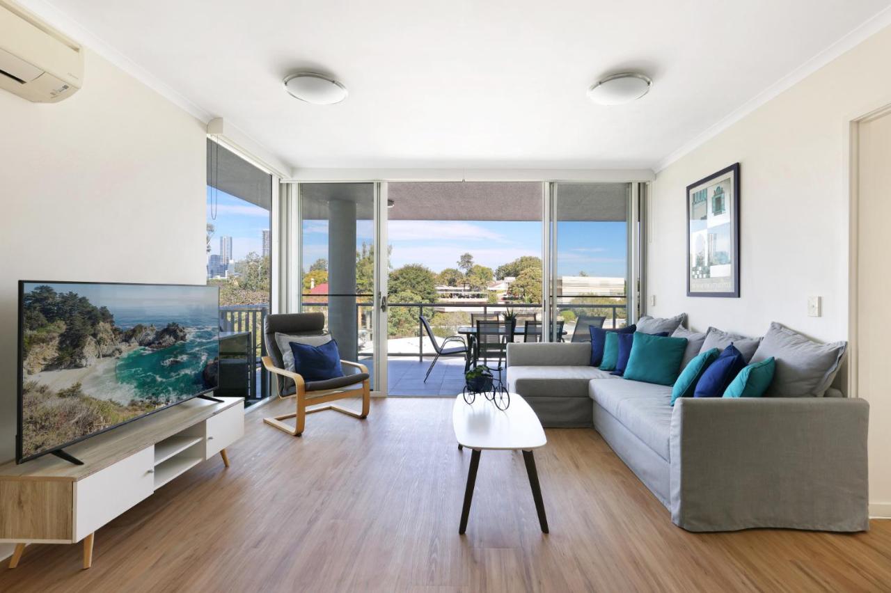 B&B Brisbane - Spacious 2-Bed with City Views, Parking & Pool - Bed and Breakfast Brisbane