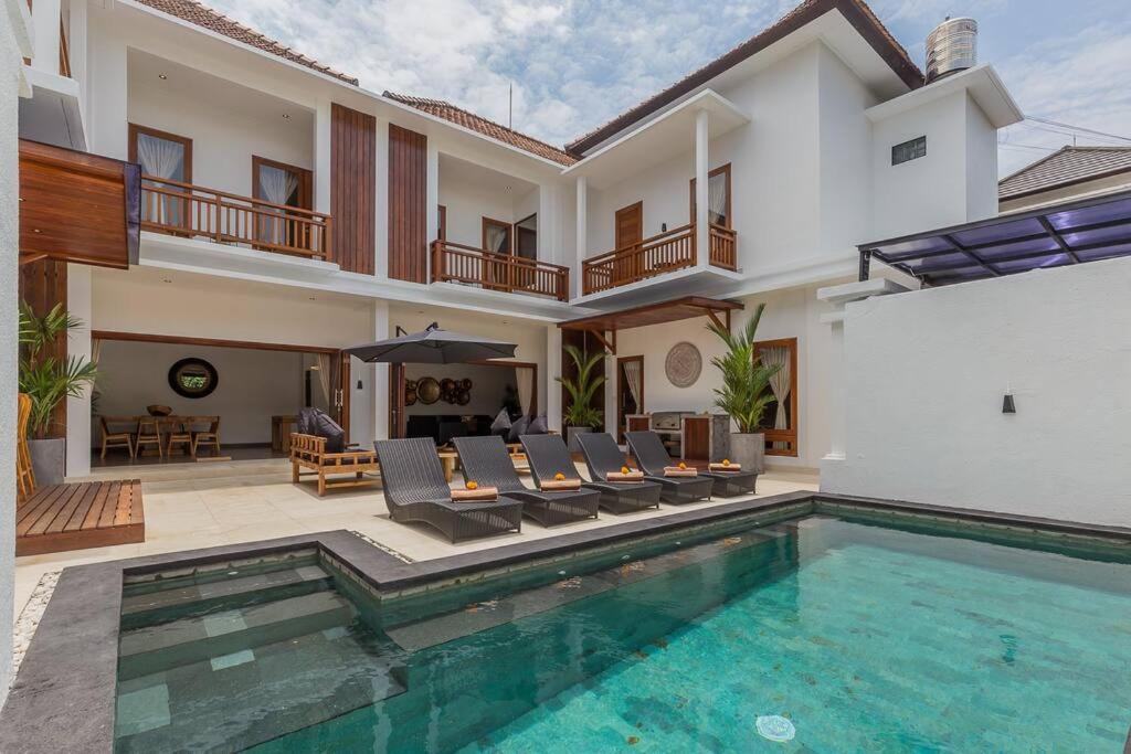 Villa Lima - 5 bdrs, BBQ, Living room with Ac and private pool - Chambres d’hôtes Seminyak