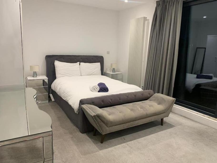 B&B London - Modern large 2 bed near station - Bed and Breakfast London