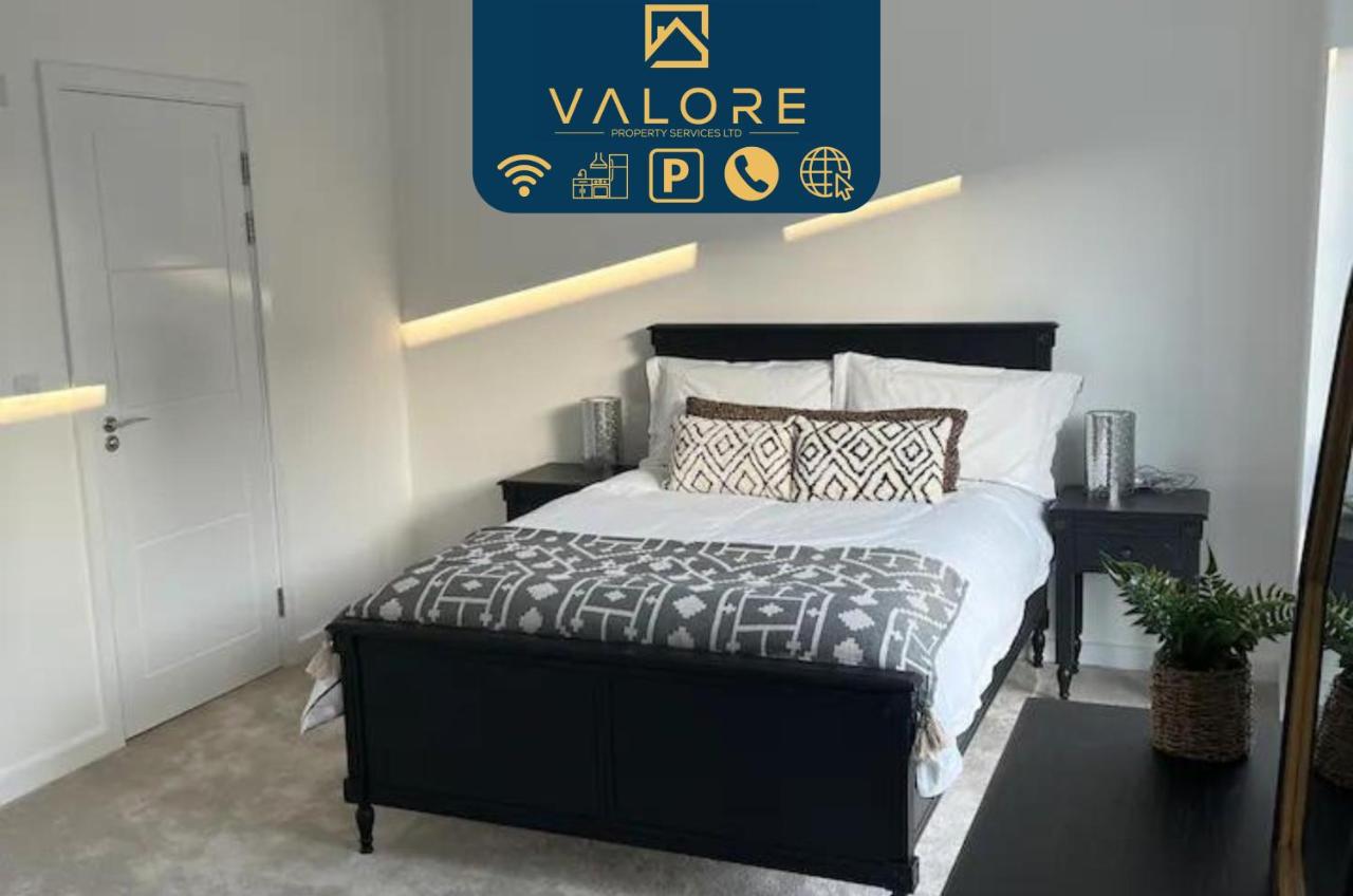 B&B Milton Keynes - Outstanding 4-Bedroom Town House By Valore Property Services - Bed and Breakfast Milton Keynes