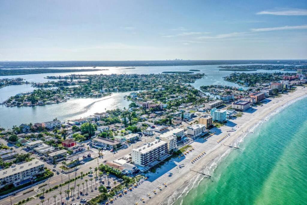 Park Shore Suites of Madeira Beach #5! Fall Promo, Newly Remodeled, Steps to the Beach and Pet Friendly! - #5 - B&B St. Pete Beach