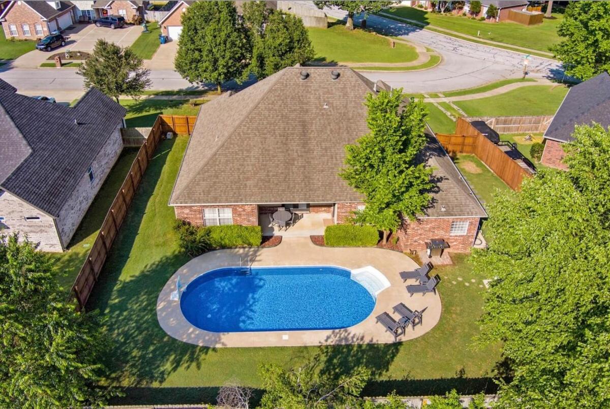 Poolside Place-Game Room-MTB-Friendly - B&B Bentonville