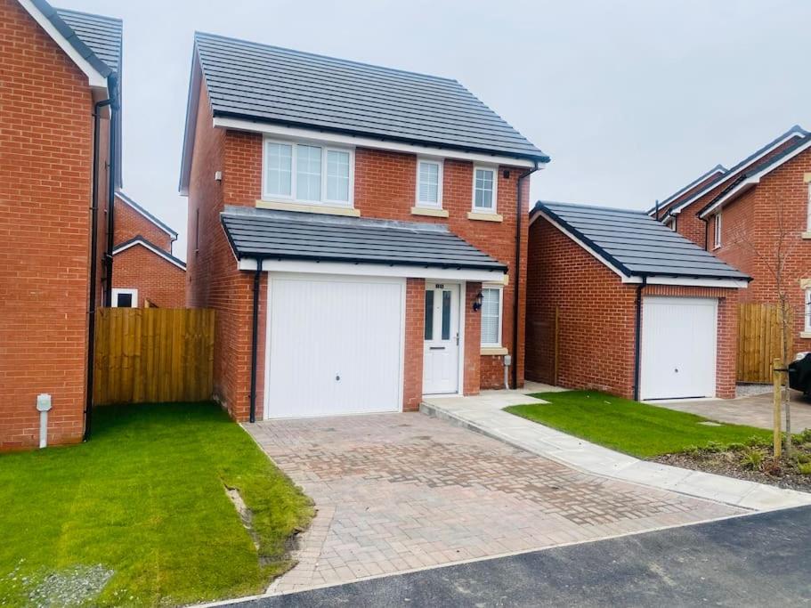 B&B Westhoughton - Brand New 3 Bedrooms Detached House - Bed and Breakfast Westhoughton