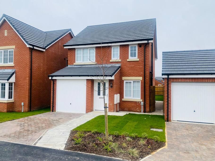 B&B Westhoughton - Brand New 3 Bedrooms Detached House - Bed and Breakfast Westhoughton