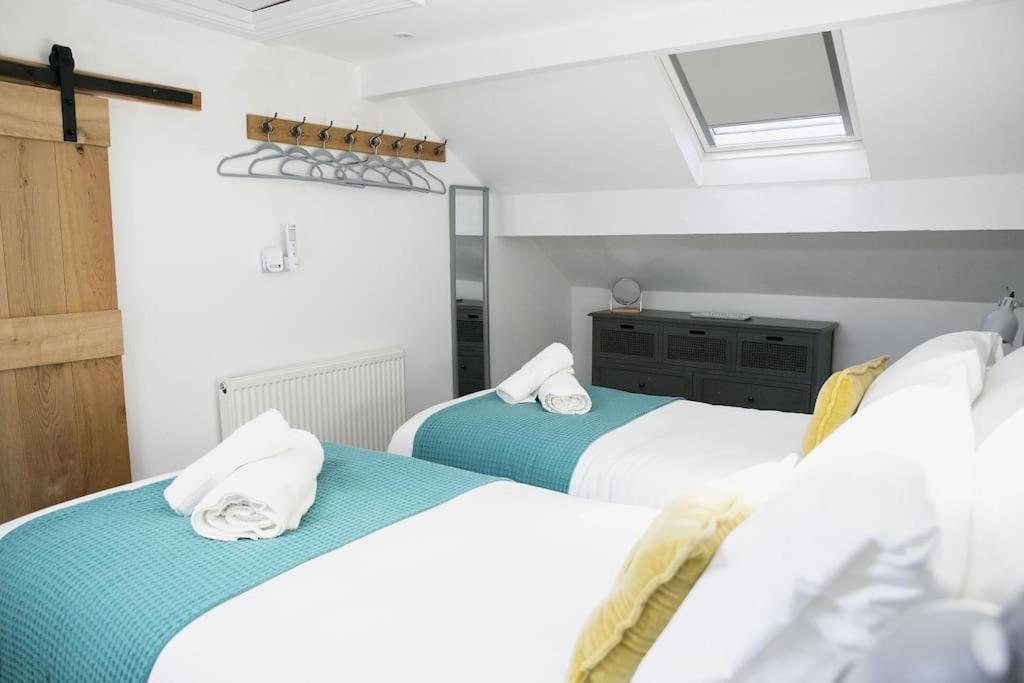 White Cottage deluxe 2 bedroom apartment - Chambres d’hôtes