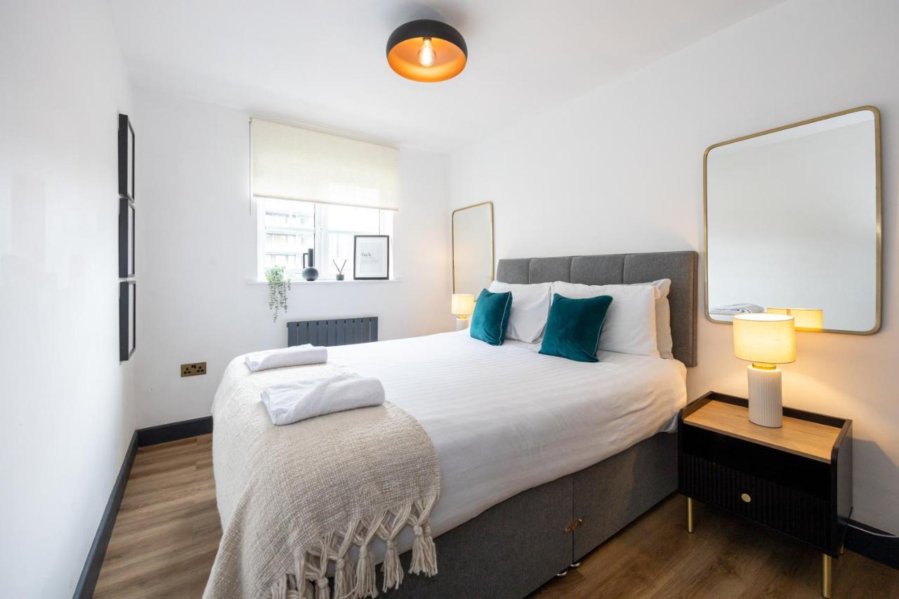 Luxurious two-bed stay: MCR (with parking) - Ferienwohnung