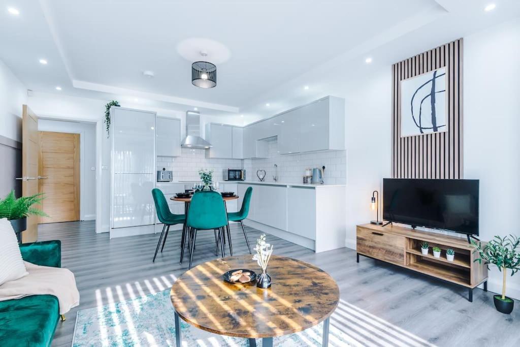 Heart of Didsbury Luxury 2 Bed Apartment by HASS HAUS - B&B