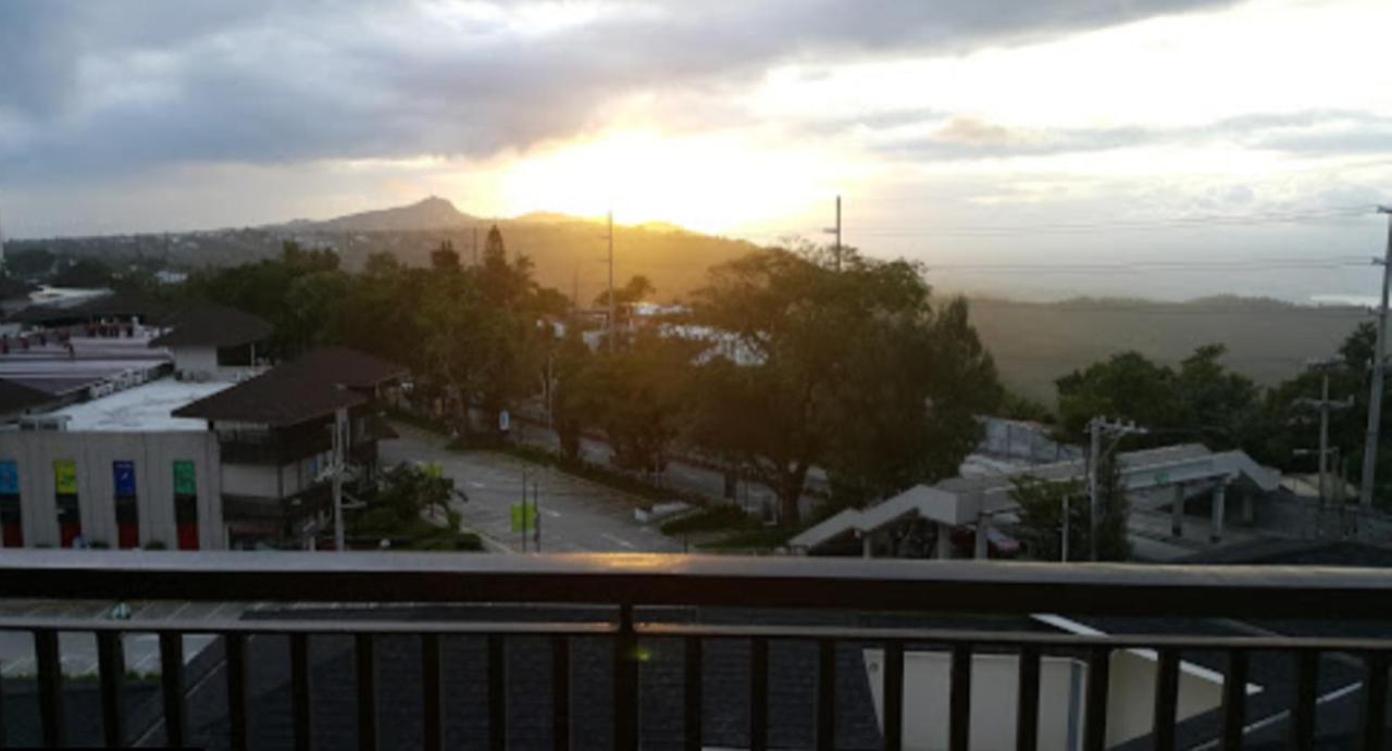 Casa de Guapo - AYALA Serin East Taal View Condo - B&B