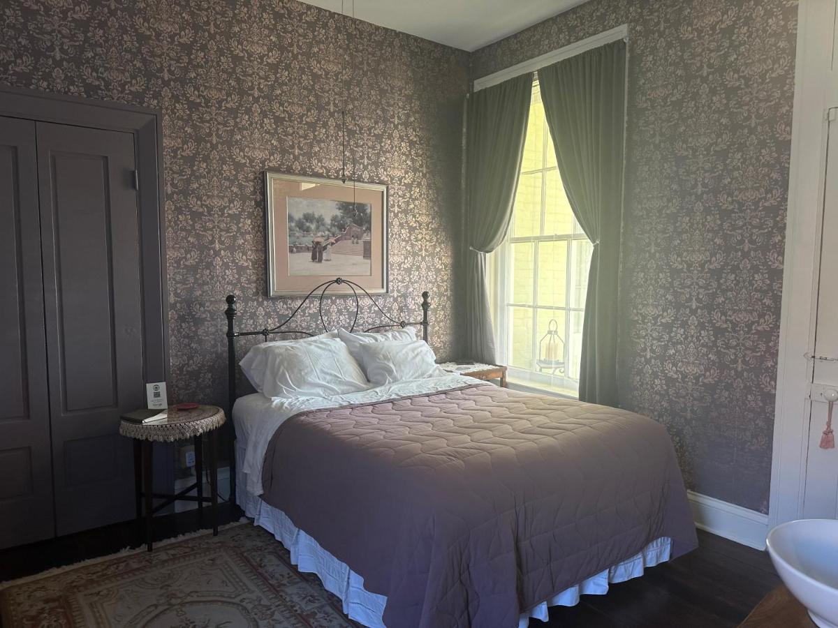 Zimmer mit Queensize-Bett und Balkon