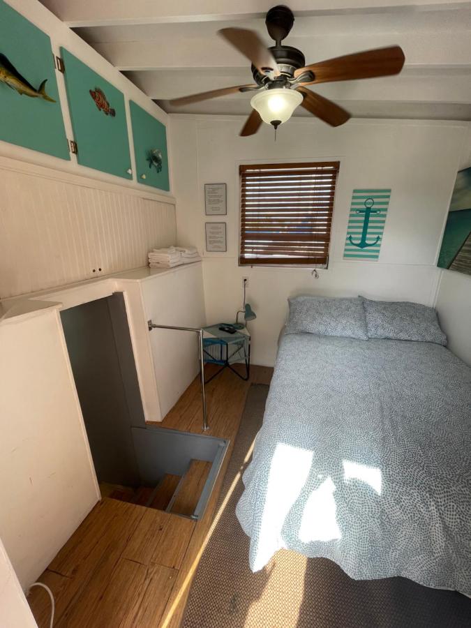 Updated houseboat on the river! - B&B