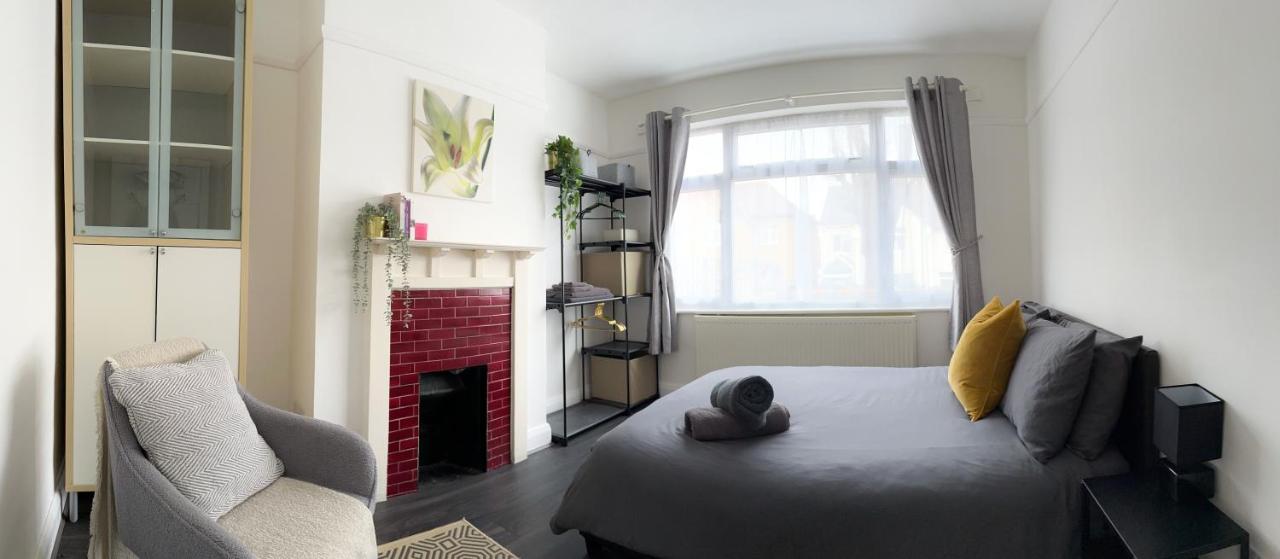 Modern four bedroom semi-detached house with off street parking 8 min drive to Wembley stadium, 5 miles to Central London - B&B
