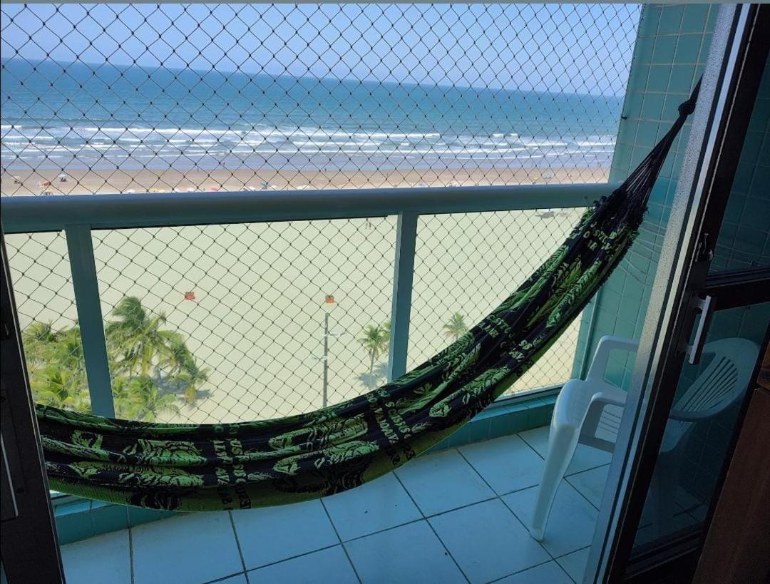 Apartamento com sacada frente ao mar - B&B Praia Grande