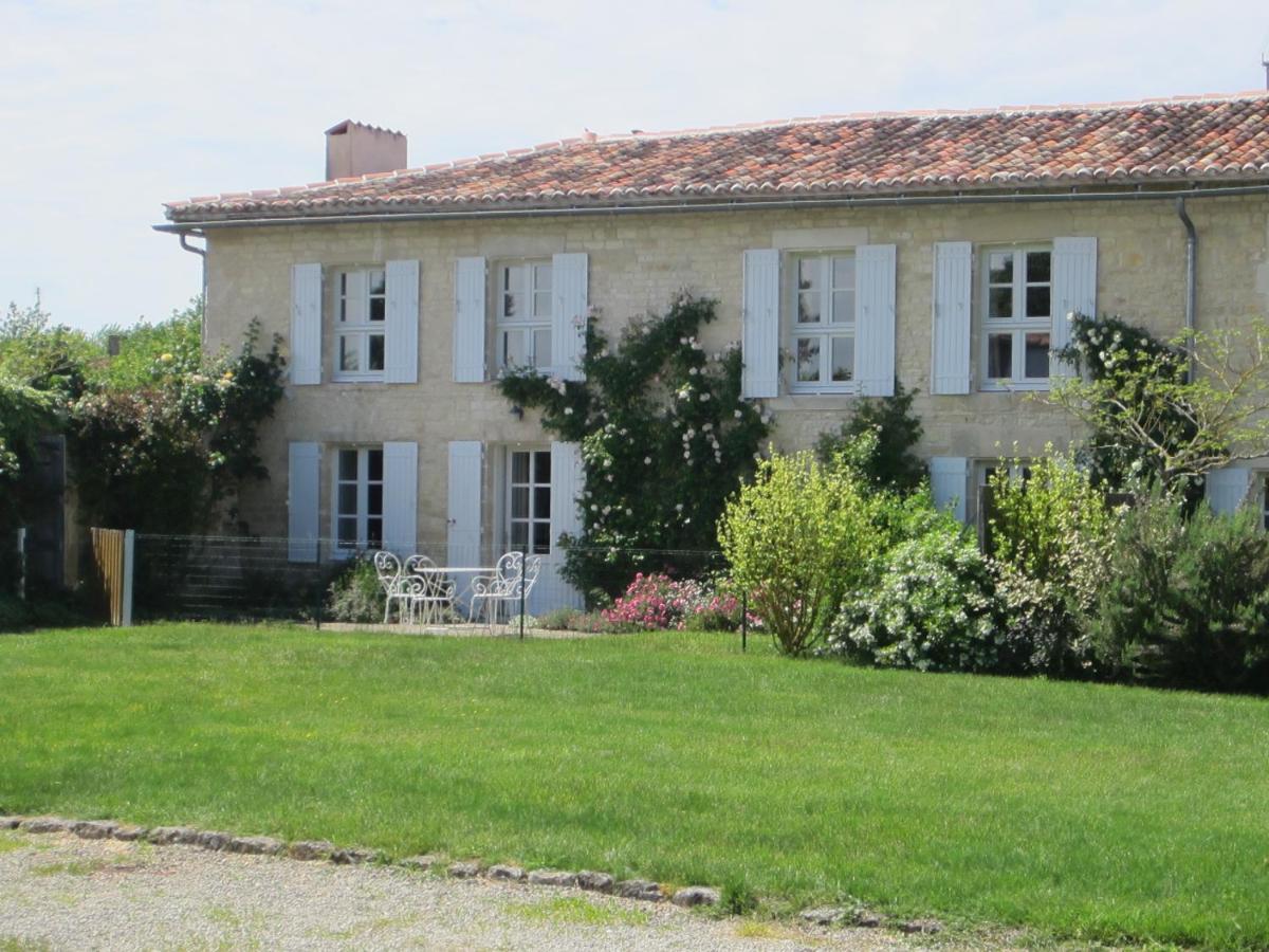 Luxury 18th C renovated stone house with heated swimming pool in countryside - Bed and Breakfast Blanzay-sur-Boutonne