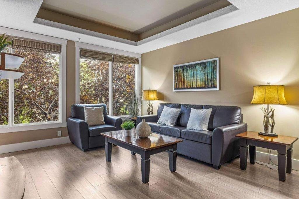 Gorgeous Mountain Condo - Hot Tub & Pool managed by Little Sister Getaways - B&B Canmore