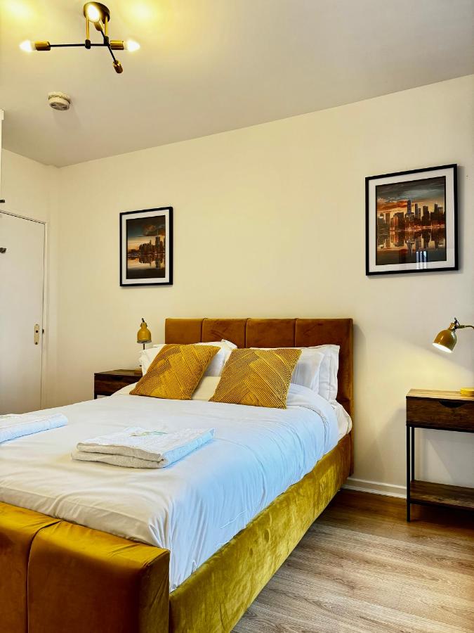 RNM - Business Professional & Top Choice, Private Access & Entire Place, Kitchen & Washroom with amenities, Smart Tv, Easy Access, Fast WiFi, Parking Nearby, Great transport links - Bed and Breakfast
