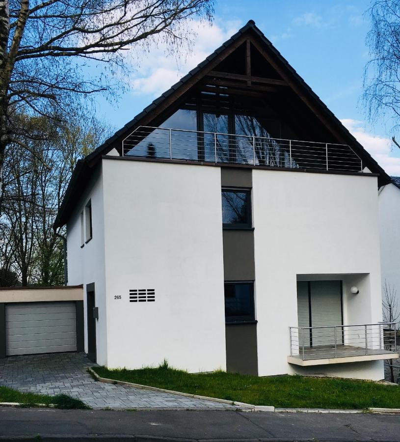 B&B Bochum - Modernes Ferienhaus mit 2 Balkonen, Terrasse und Garten ! - Bed and Breakfast Bochum