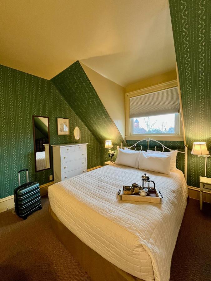 Habitación con cama grande