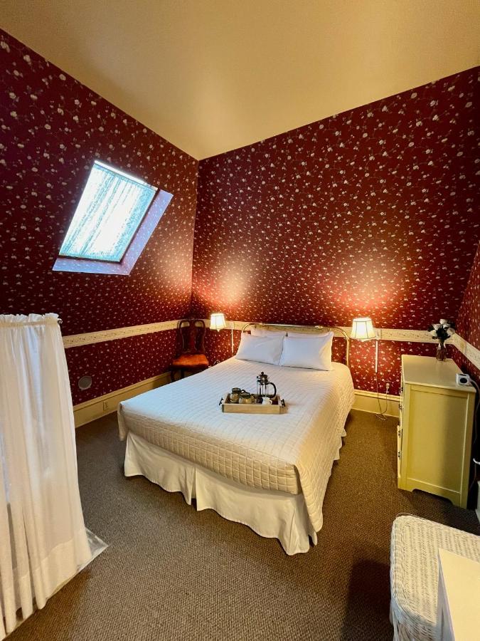 Habitación con cama grande