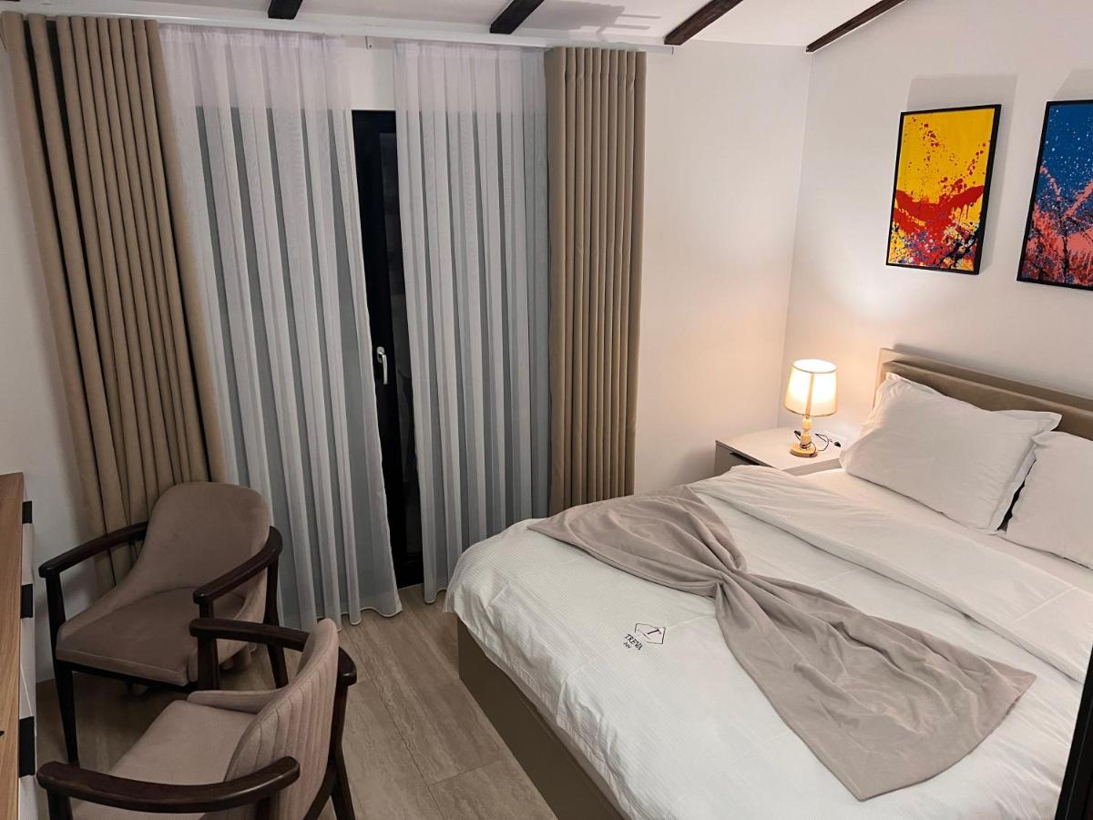 Habitación con cama grande y balcón