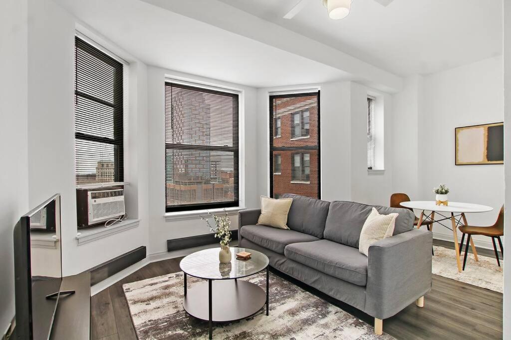 1BR Modern Apartment in Chicago - Del Prado 811 - B&B