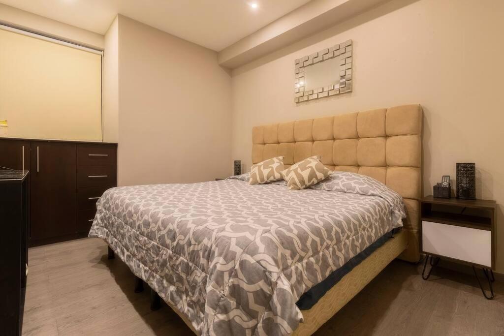 B&B Mexico City - 403 Walk to Zocalo 1Bdrm 1bath AC apt Rooftop - Bed and Breakfast Mexico City