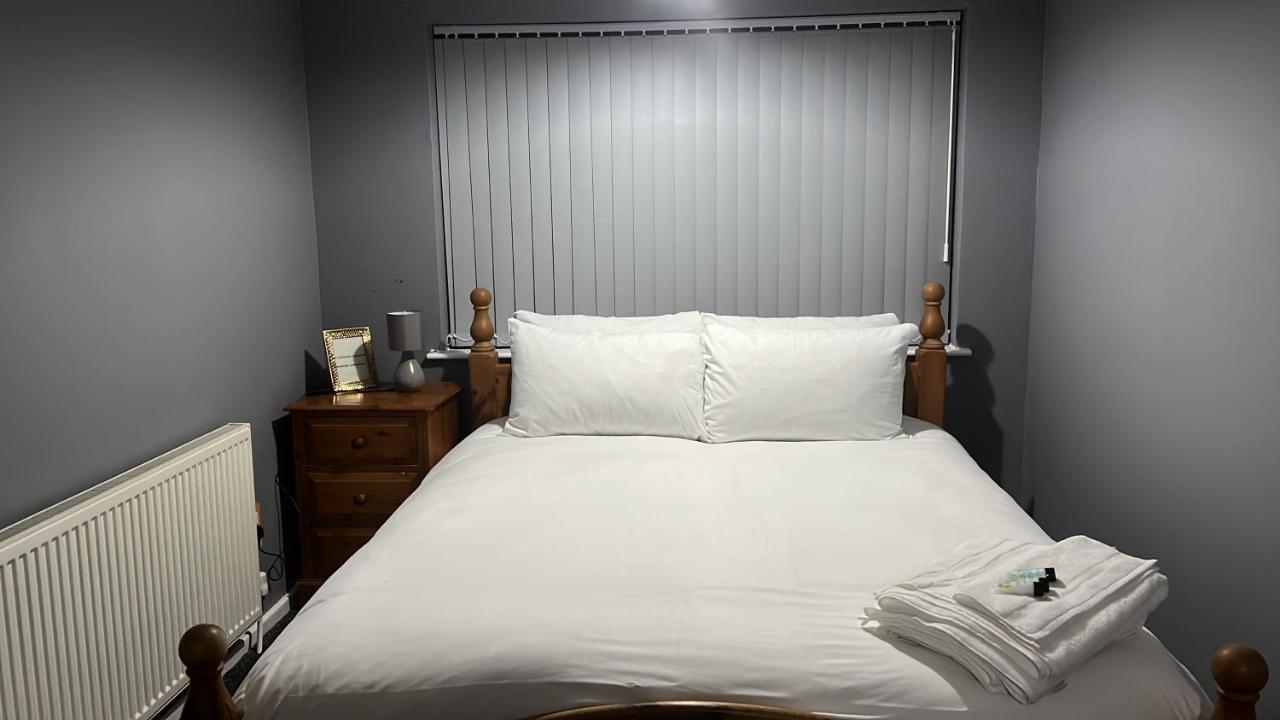 B&B Solihull - Becky's Lodge - Strictly Single Adult Room Stays - No Double Adult Stays Allowed - Bed and Breakfast Solihull