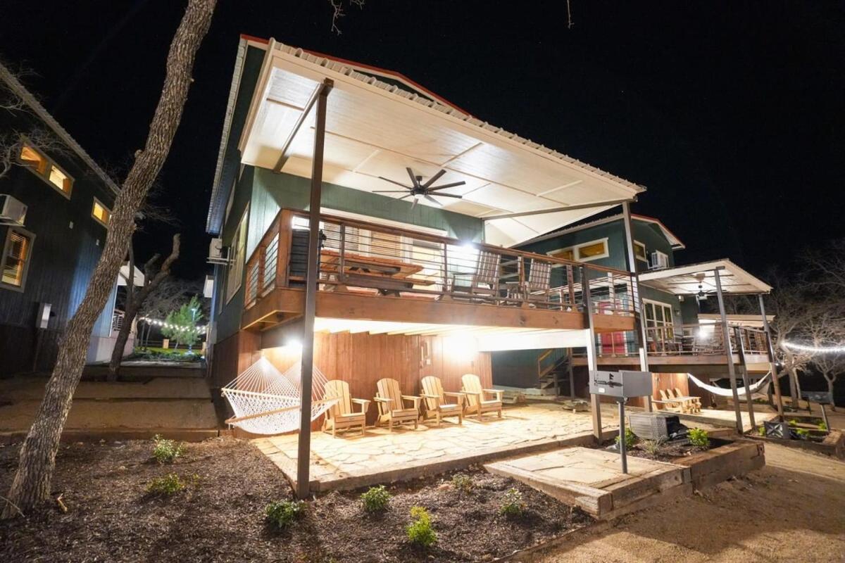 Spacious Modern Lux Cabin Hot Tub FirePit Games - B&B