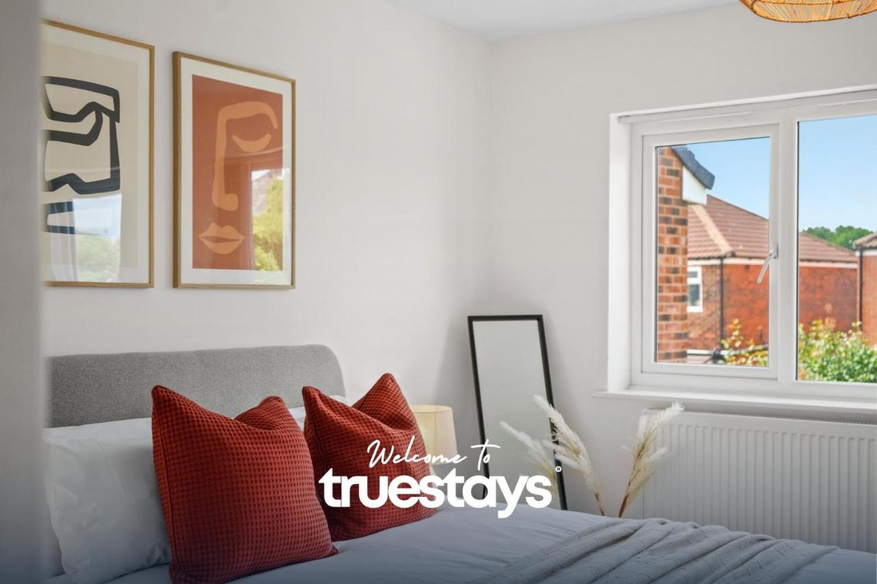 B&B Manchester - Greaves House by Truestays - 3 Bedroom House in Failsworth, Manchester - Bed and Breakfast Manchester