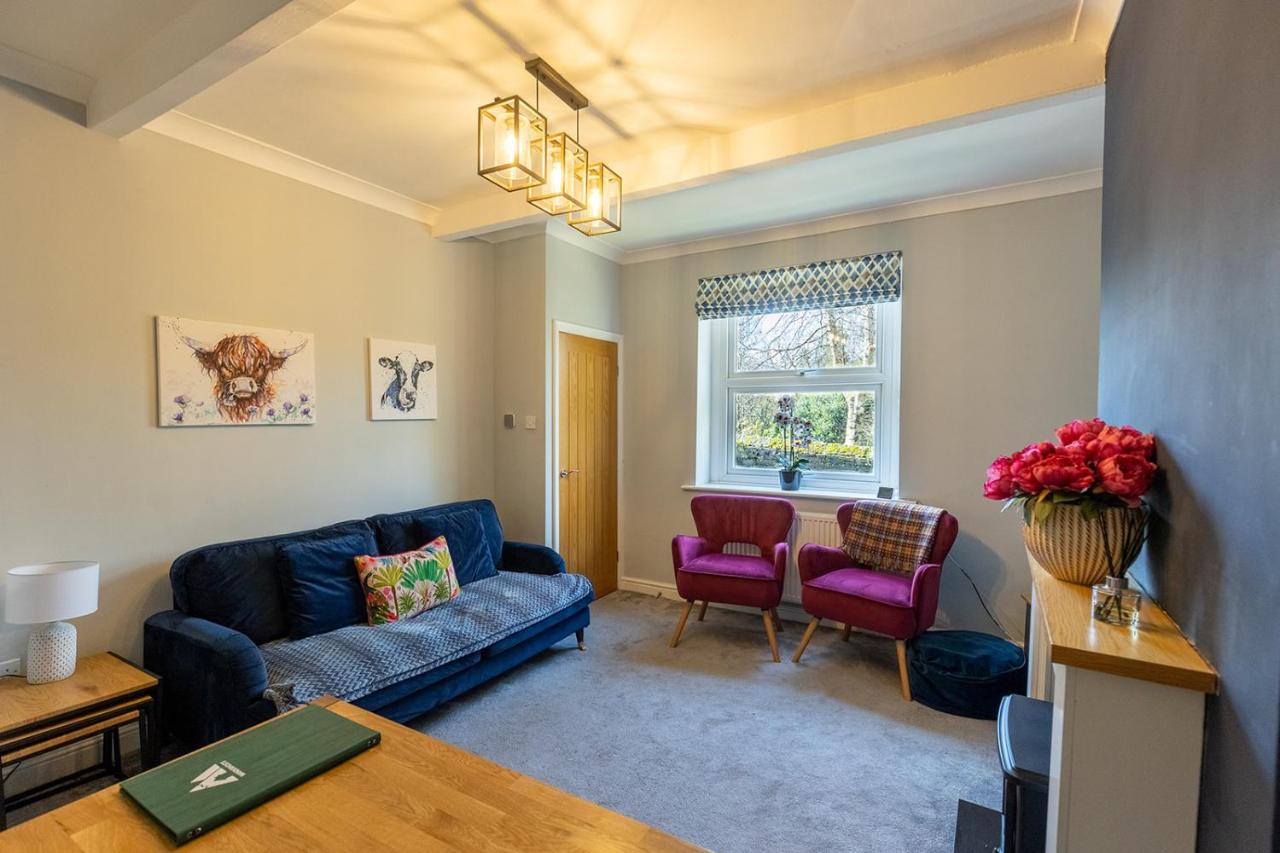 B&B Halifax - LITTLE RED HOLIDAY HOME - 2 Bed House with Free Parking within West Yorkshire, local access to the Peak District - Bed and Breakfast Halifax