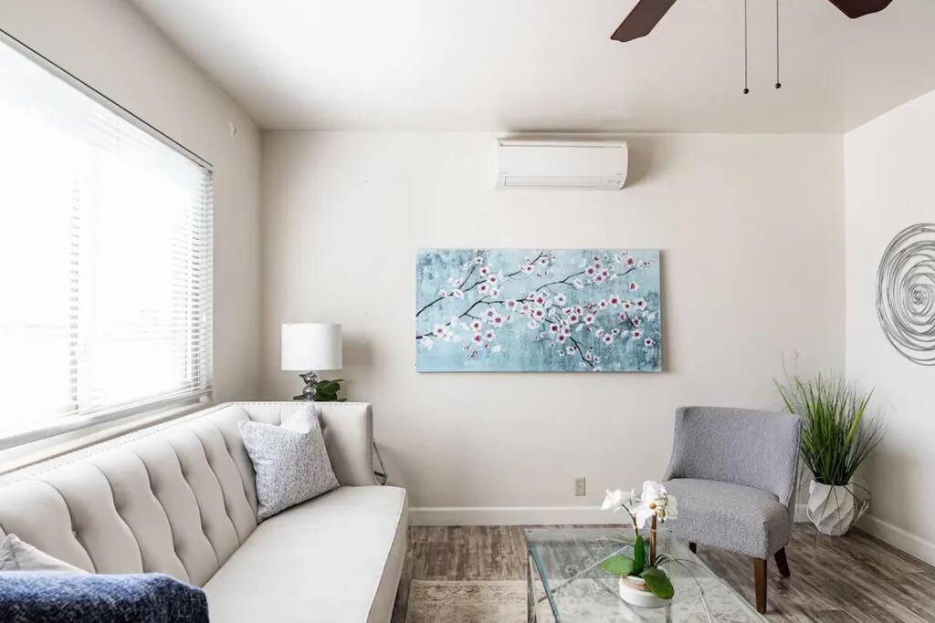 Casa Italia -2BR- FREE Driveway parking for 2 cars - B&B