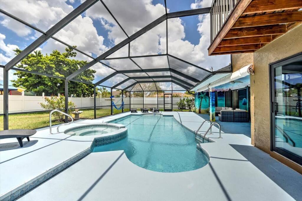 Cape Coral Paradise 4 BD 12sleeps, W/heated pool - B&B