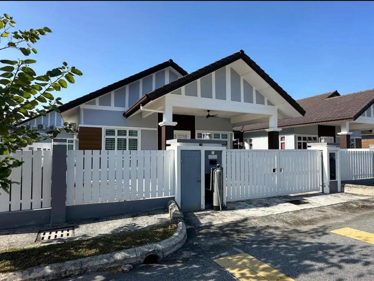 Live Well Homestay Senawang - Ferienwohnung Seremban