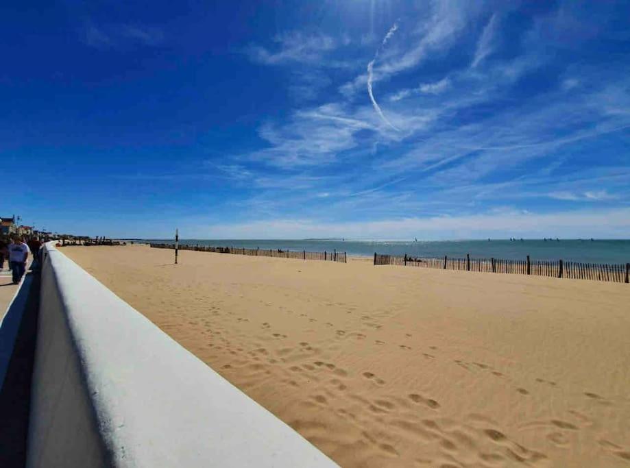 La Grande Croisée extérieur et plage - B&B