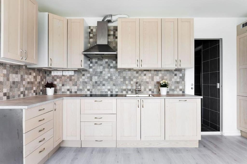 Fin lägenhet nära Mall of Scandinavia - B&B Sundbyberg