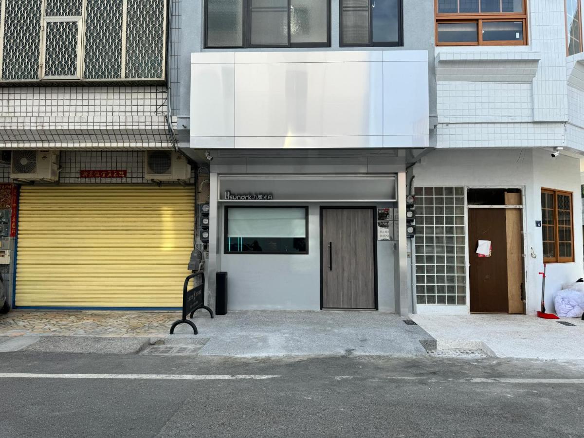 安平九號光舟-調酒Bar -電動麻將-停車方便-半露天烤肉-包棟依所選人數開放房間 - B&B