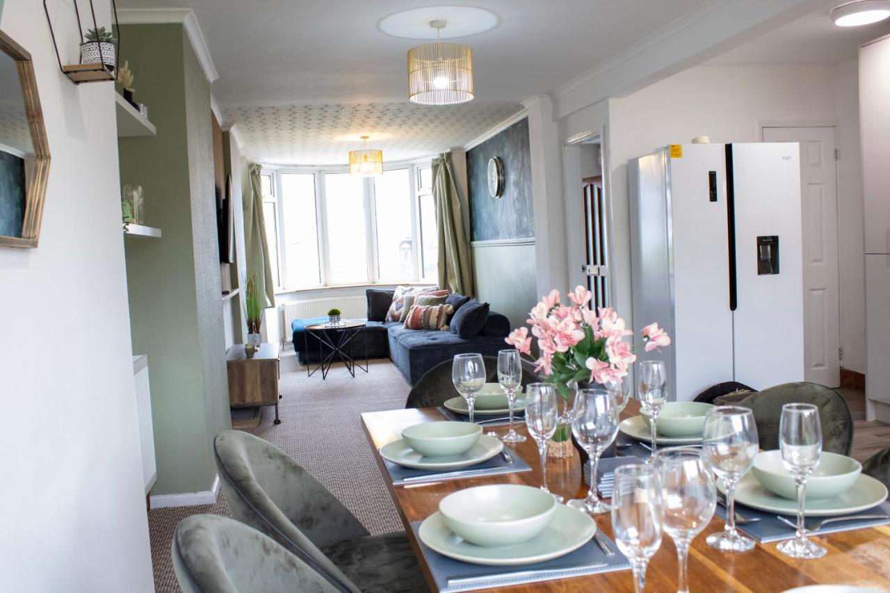 Harvard House, Stylish 3 Bedroom House in Solihull 5 mins to the NEC, BHX ,JLR with free parking - B&B