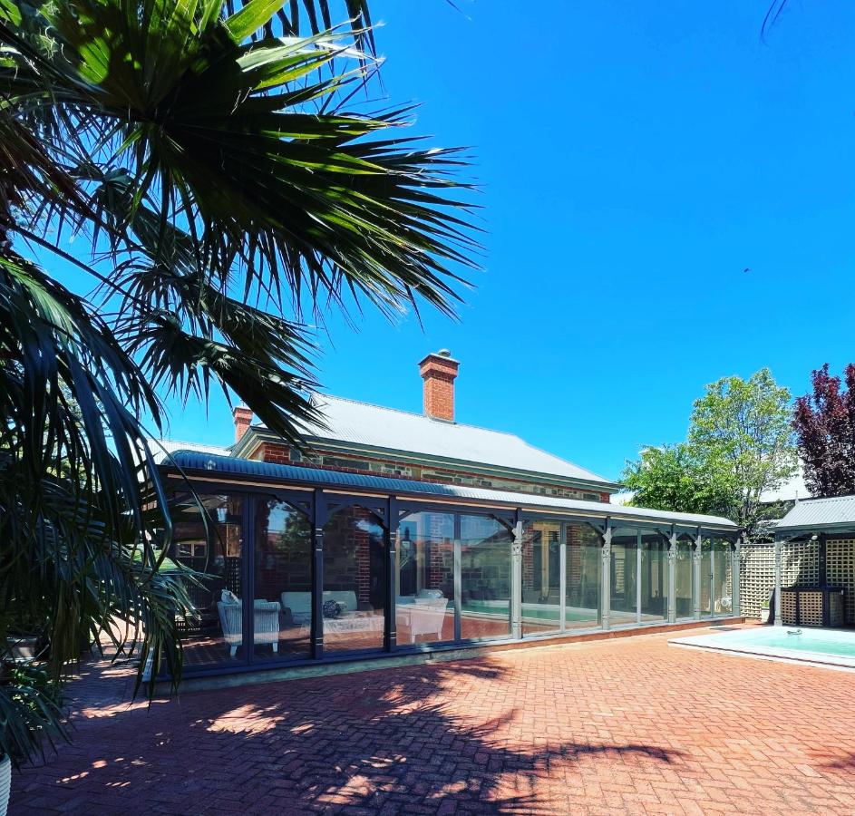 B&B Glenelg - The Red Door: Expansive Home/Pool/4 BR w Ensuites - Bed and Breakfast Glenelg