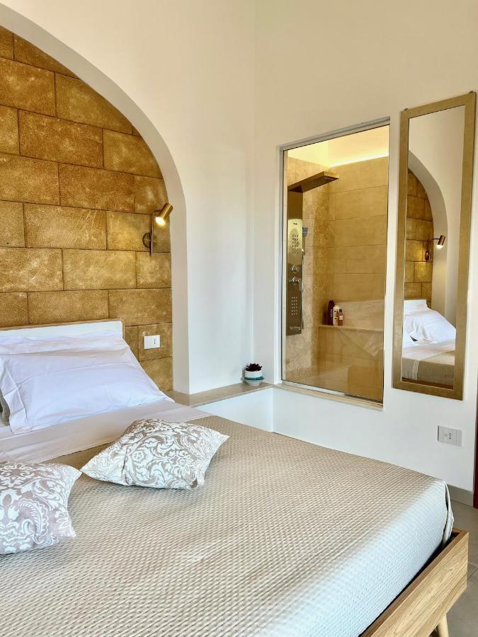 Zimmer mit Kingsize-Bett und Whirlpool