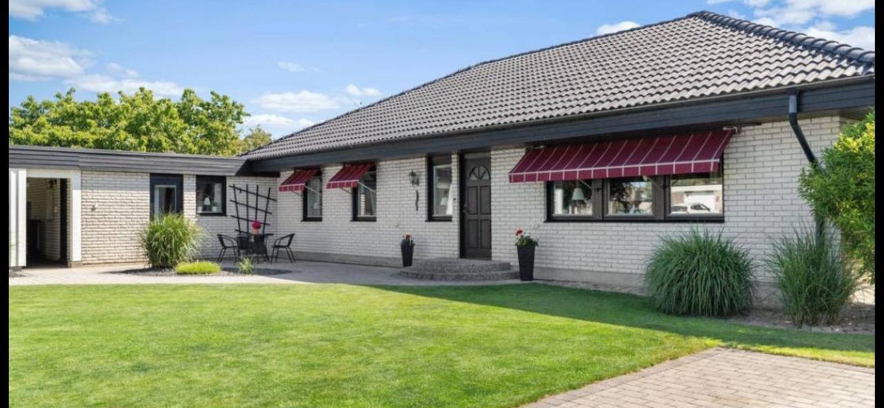 Ferienhaus Kronenpark, Angelcamp mit Angelboot, Kanus, Fahrräder, Jakuzzi, uvm. - B&B Bromölla