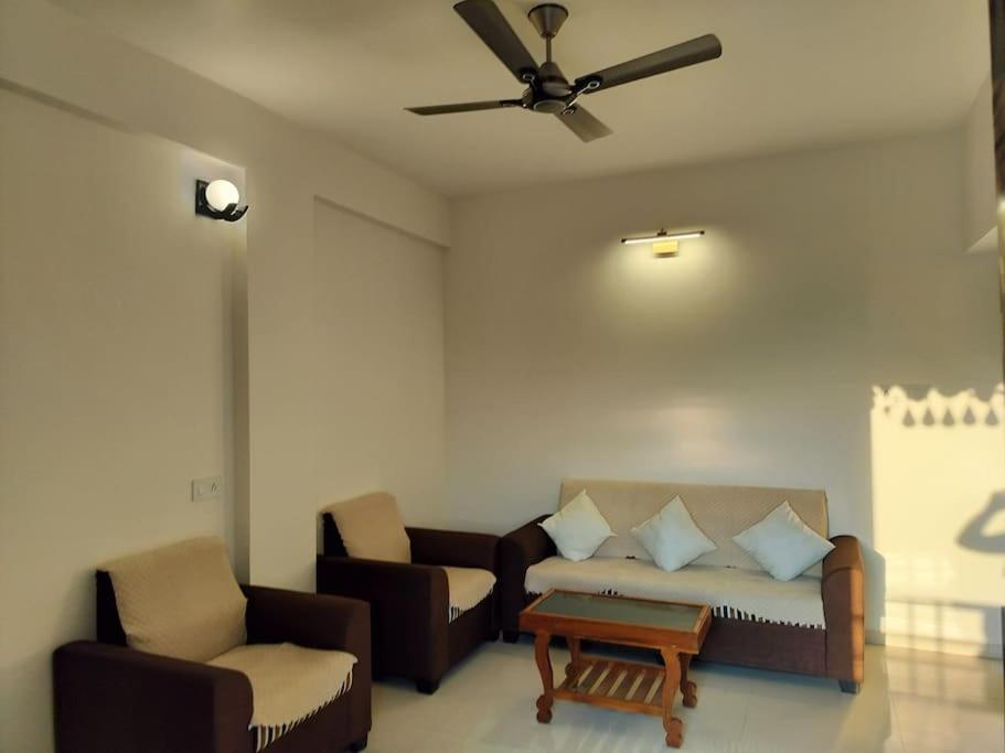 B&B Kolhāpur - Platinum Grand Casa Apartment - Bed and Breakfast Kolhāpur