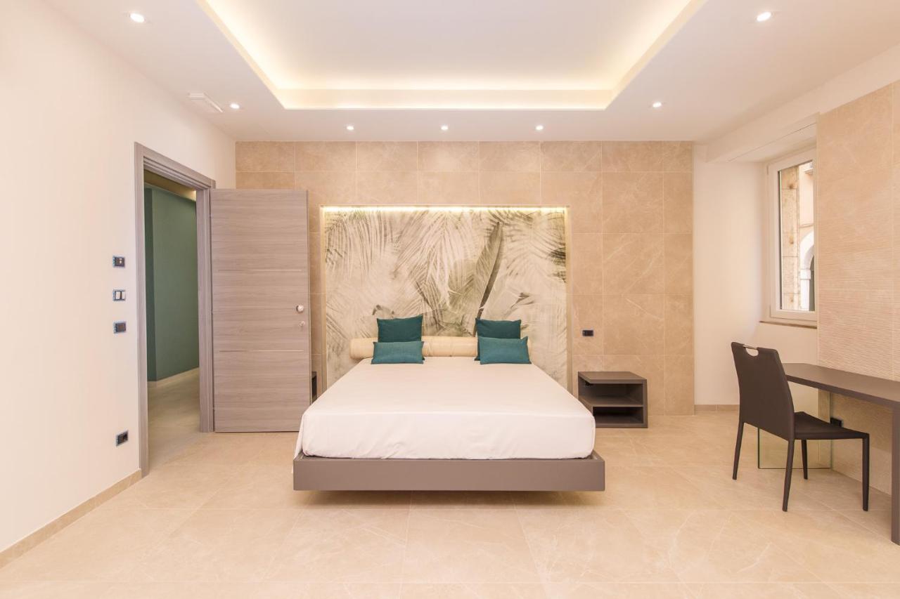Zimmer mit Queensize-Bett und Whirlpool-Badewanne