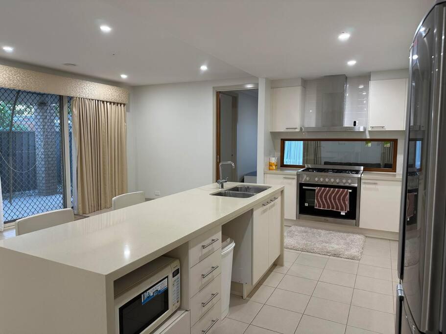 B&B Wyndham Vale - Lakeside House in Manor Lakes - Bed and Breakfast Wyndham Vale