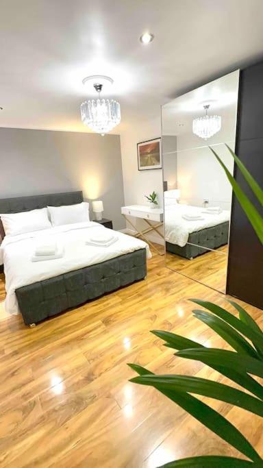 B&B London - A beautiful stylish 2 Bedroom Apartment -City of London - Bed and Breakfast London