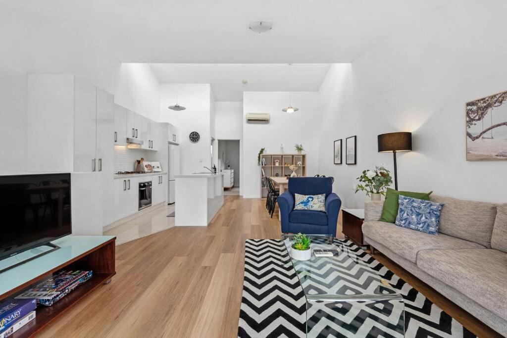 Terrific Townhouse! 2Bed/2Bath/Courtyard/1Car - B&B