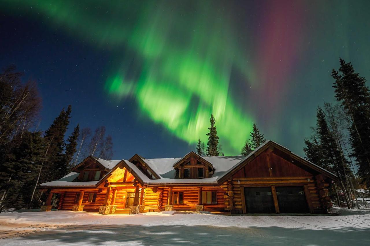 B&B North Pole - Lakefront Luxury Log Home with Spa & Aurora Views - Bed and Breakfast North Pole