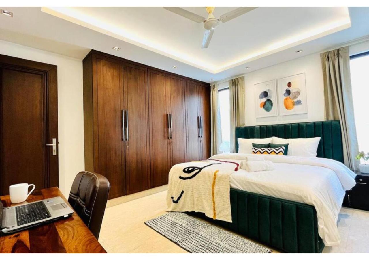BluO 4BHK Safdarjung Enclave - Lift & Balcony - Chambres d'hôtes New Delhi
